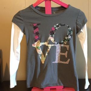 Multicolored Mudd love kids shirt.